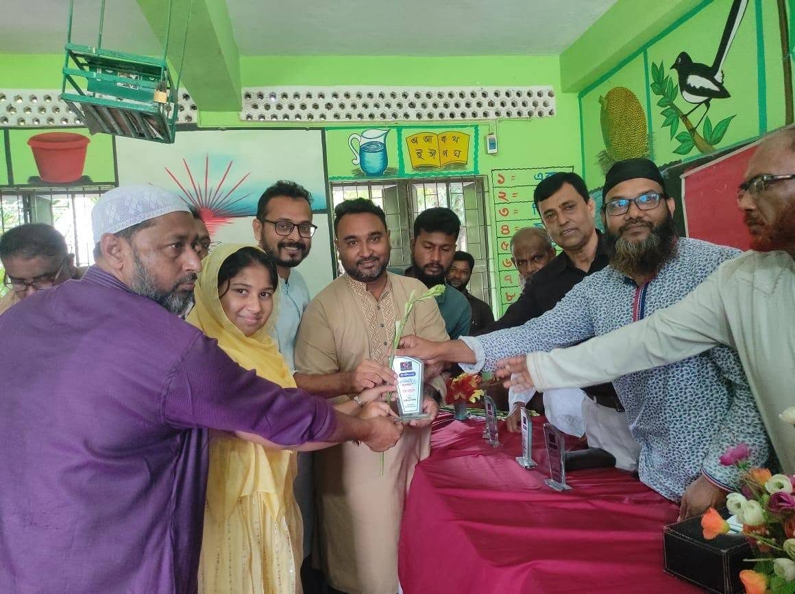 শিক্ষার্থী ও অভিভাবকদের হাতে সহায়তা সামগ্রী তুলে দেওয়া হচ্ছে